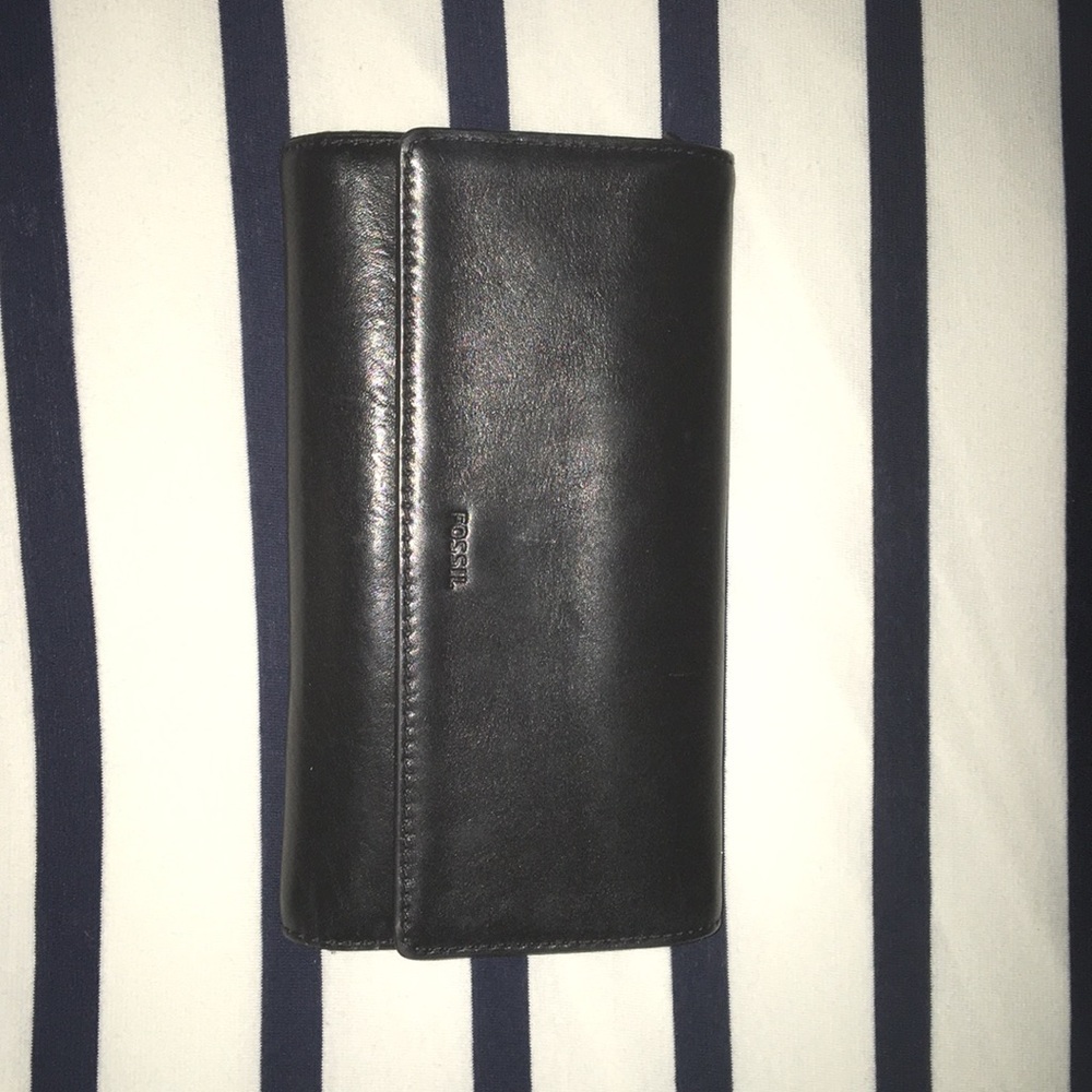 Fossil black wallet. In GREAT condition.